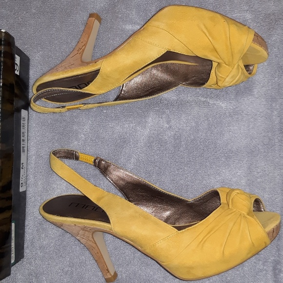 Shoes - Picture 3 of 4